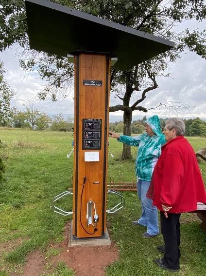 Dobíjecí stanice pro elektrokola na Kozákově - KČT Semily