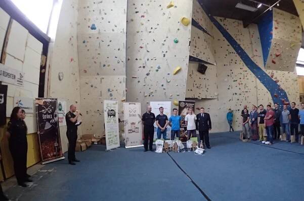 Na lezecké stěně Flash Wall v Olomouci proběhl v listopadu roku 2018 přebor HZS ČR v lezení na obtížnost | POŽÁRY.cz - ohnisko