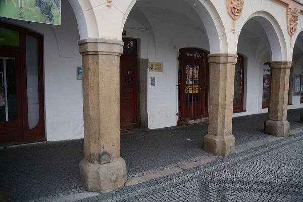Pamětní deska Rudolfa Antona Fockeho na domě čp. 101/6 na Lužickém náměstí v Rumburku | Drobné památky 