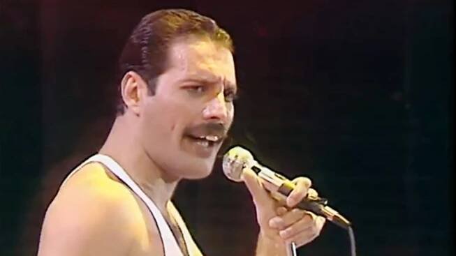 Freddie Mercury exceloval na koncertu Live Aid v roce 1985.