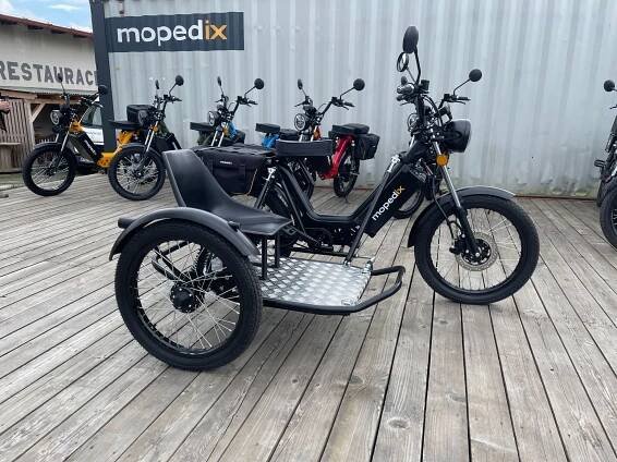 Ženu nechám doma, ale co pes? Český moped uveze na sajdkáře Velorex i dva sudy piv