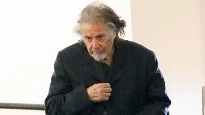 Po letech od natáčení Kmotra neztratil Al Pacino šarm. Elegantní herec si vyrazil do restaurace
