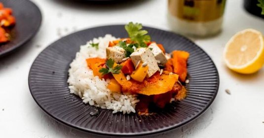 Fitness recept: Dýňové kari s restovaným tofu a jasmínovou rýží