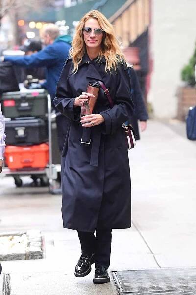 EXCLUSIVE: Julia Roberts has a Big Smile while Enjoying some Retail Therapy in NYC