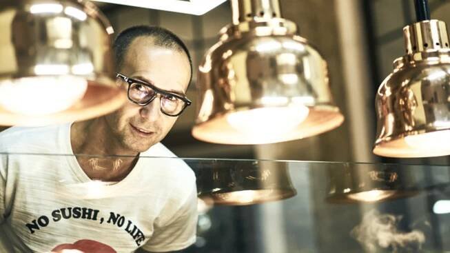 Prosincový Forbes: Kuchařský misionář Tomáš Karpíšek a číslo plné dárků