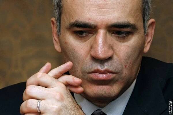 Šachový král Kasparov útočí na pozice Kremlu