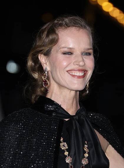 Eva Herzigová po padesátce boduje na týdnech módy: Roky přijímá s grácií, nelpí na vyhlazené kůži a lidé jí fandí!
