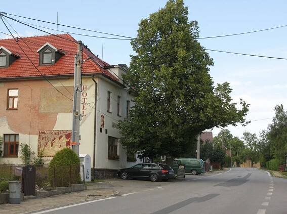 Soubor:Rokytno (Nové Město na Moravě) - centrum vsi s hotelem.jpg