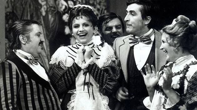 Marián Labuda, Zuzana Kronerová, Stano Dančiak, Július Satinský a Zita Furková v televizním filmu Parížsky život (1978)