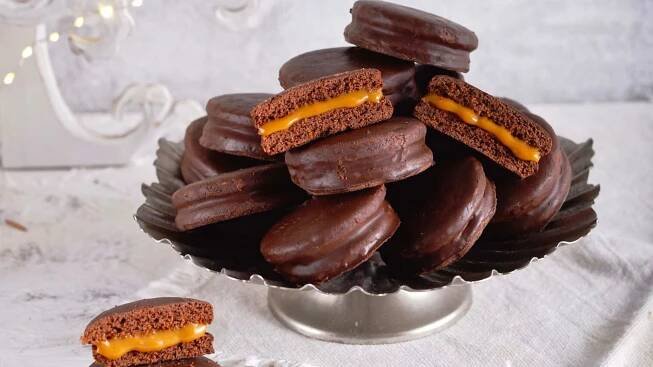 Dvoučokoládové alfajores plněné karamelovým krémem dulce de leche