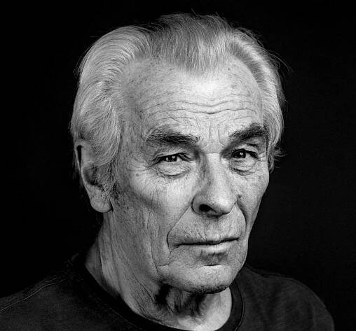 Hral v Čiernych barónoch, hlas prepožičal Nicholsonovi. Zomrel český herec Alois Švehlík