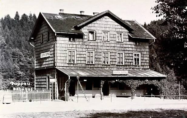 Budova zřejmě v meziválečné době (podle pořadí českého a německého nápisu)