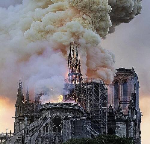 Notre-Dame prišla o strechu aj vežu, hasiči ju zachránili pred kolapsom (minúta po minúte)