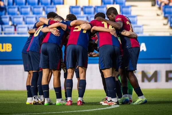 Piña de los jugadores del Barça Atlètic, uno de los clubes de Segunda Federación.