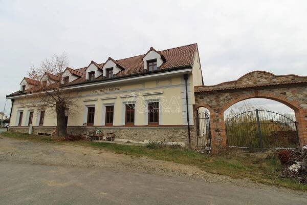 Multifunkční objekt 1000m2 v těsné blízkosti Prahy, v obci Líšnice - romanareality.cz