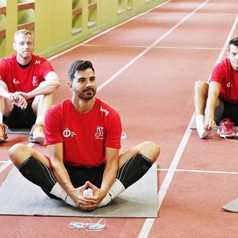 Trénink volejbalistů Jihostroje České Budějovice. Na snímku vepředu Miguel De Amo,  za ním vpravo Michal Kriško a vlevo Ondřej Piskáček | foto: Petr Lundák,  MAFRA / Profimedia