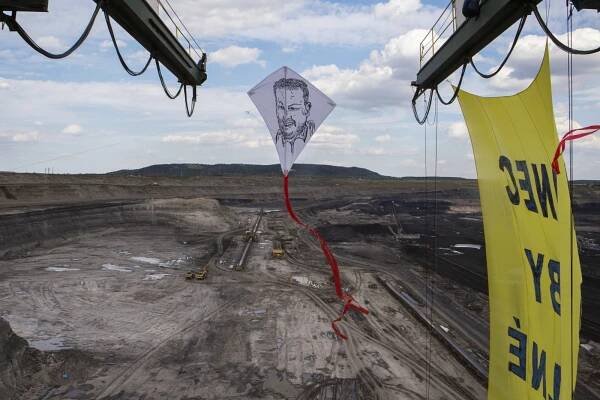 Aktivisté protestující v šachtě u Mostu plánují sestup z rýpadla na pátek