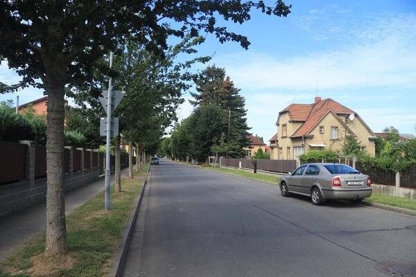 Soubor:West view of Třtinová street in Čakovice, Prague.jpg