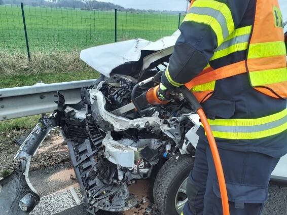 Vážná nehoda u Hrobic. Záchranáři ošetřovali děti. Hasiči stříhali kapotu