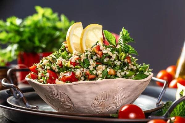 Příprava tabouleh - salátu z bulguru, bulgur