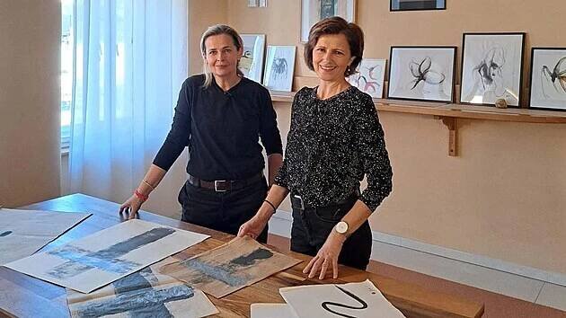 Grafická designérka Radka Folprechtová s moderátorkou pořadu 13. komnata Zuzanou Burešovou (2022)