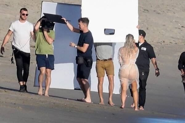 Kim Kardashian se před pár dny stala matkou a už se fotí úplně nahá!