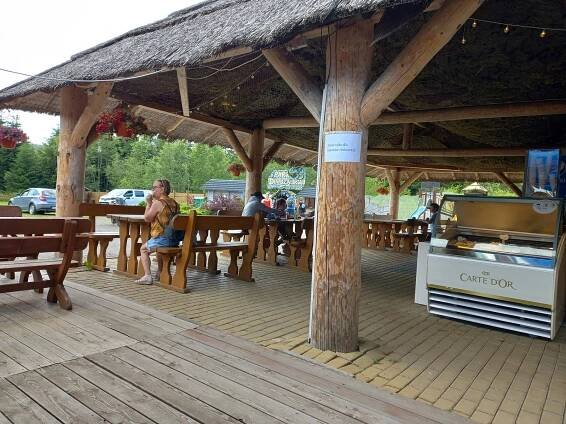Cesta do pravěku kousek za hranicemi: děti i dospělé nadchne Dinopark v Karlówě