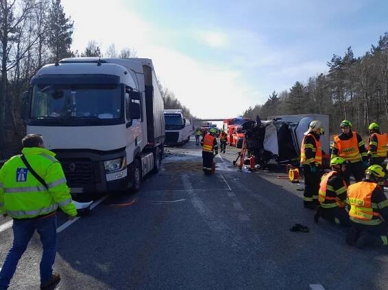Nehoda kamionu zastavila provoz na D5