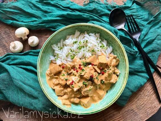 Tempeh v krémové žampionové omáčce + rýžové těstoviny - vařilamyšička.cz