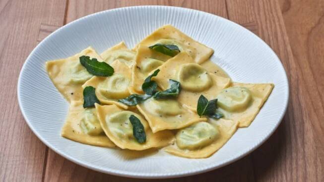 ŽENA-IN - Přeneste se na slunný jih Itálie: Ravioli s ricottou a špenátovým máslem, šalvějí a parmazánem