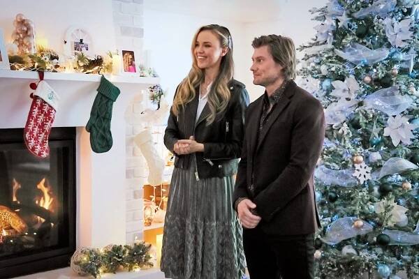 Lillian Doucet-Roche, Sebastian Stewart - #Xmas - Z filmu