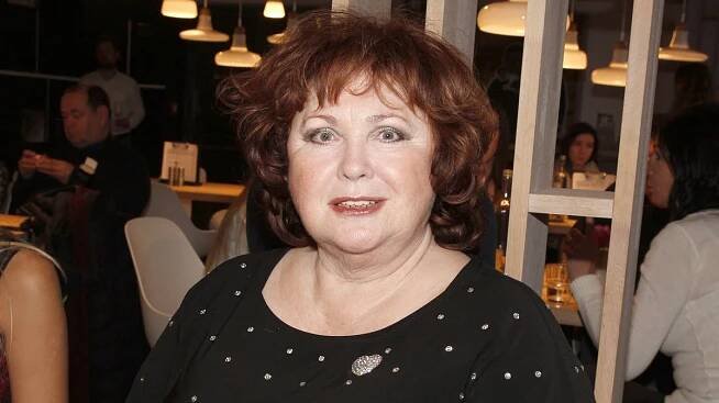 Dcera Konvalinkové a Kaisera je krásná. Karolína propadla alkoholu a léčila se, hrála ve filmech
