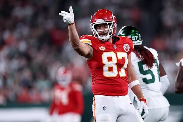 Travis Kelce Scores Touchdown as Taylor Swift Cheers Him on — with a Chest Bump — at Chiefs Game