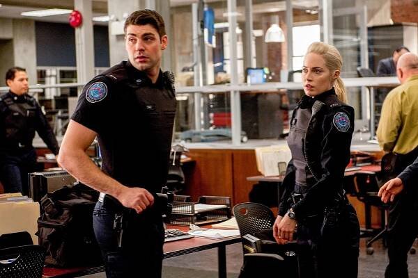 Rookie Blue - Když jsou vidět hvězdy - Z filmu - Travis Milne, Charlotte Sullivan