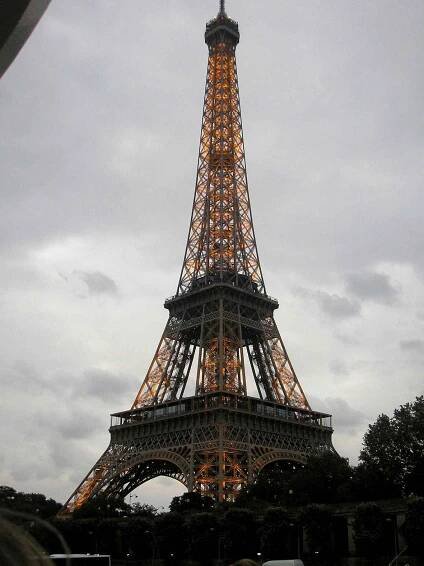 4. Z návštěvy Francie. La Tour Eiffel - plavba lodí po Seině.  Poslal: Lucie Nesvadbová