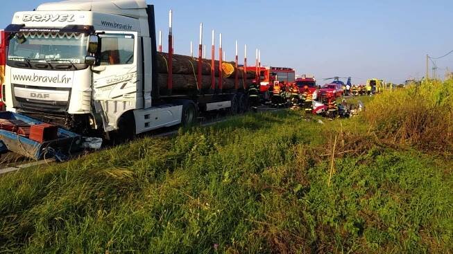 U Strážnice na Hodonínsku se srazil osobní vůz s nákladním, zemřeli dva lidé