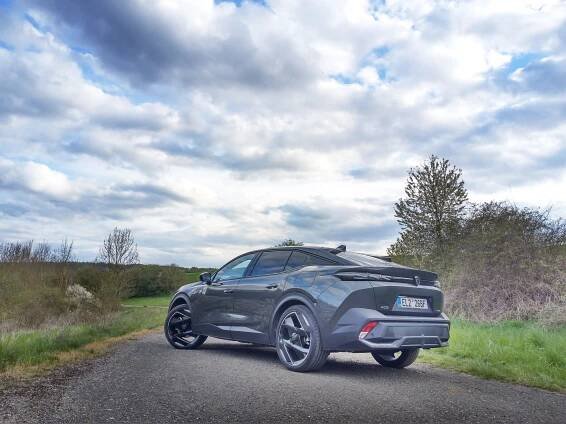 Test PEUGEOT 408 GT HYBRID 225 e-EAT8 – velmi stylový kříženec, který je všude středem pozornosti – Autozin