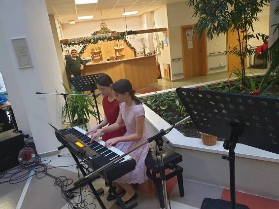 Dojemné setkání. Žáci ZUŠ Jedovnice odehráli Tříkrálový koncert v Senior centru