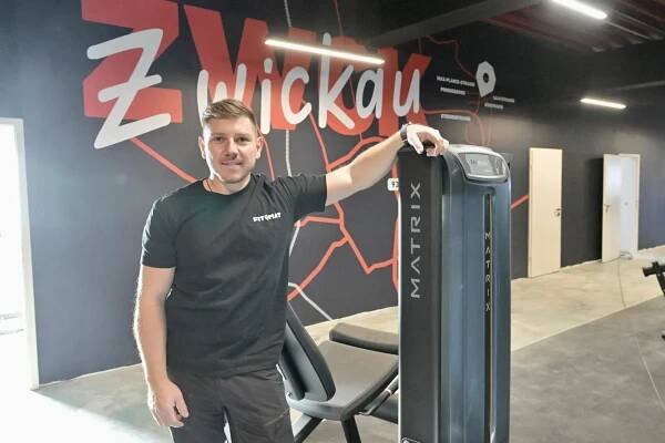 Stefan Friedrich in den Räumen von „Fitomat Zwickau“. Das neue Studio, das am Dienstag eröffnet wird, ist auch schon auf Instagram, Tik-Tok und Facebook präsent.