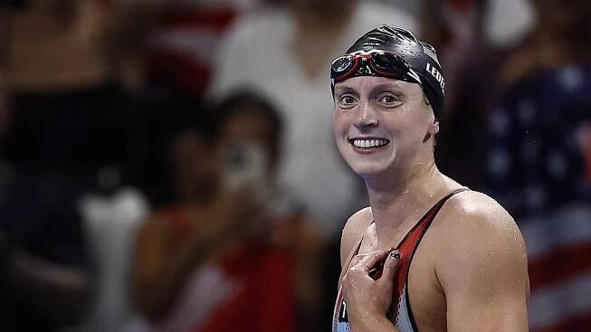 Americká plavkyně Katie Ledecká se raduje ze zlaté medaile a pokoření...
