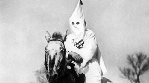 V roce 1924 Ku Klux Klan napadl město Niles v Ohiu, v němž bydlelo mnoho italských a irských migrantů. Ve městě poté vznikla organizace Knights of the Flaming Circle, která se nerozpakovala odpovídat na rasistické násilí obranným násilím. Výsledkem byly nepokoje a stovka zatčených.