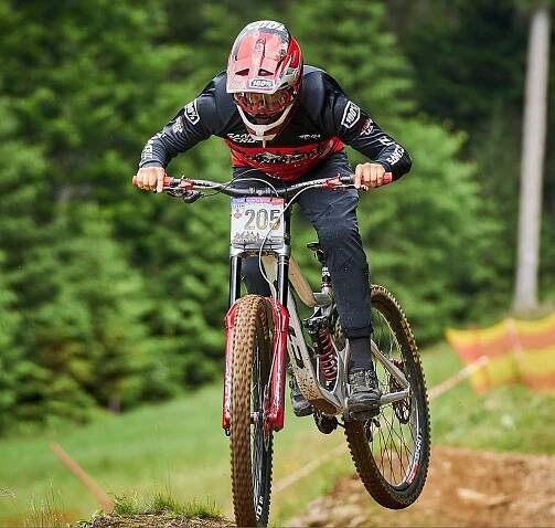 Sjezdařská esa v akci. Špičák hostí závod ze série iXS European Downhill Cup