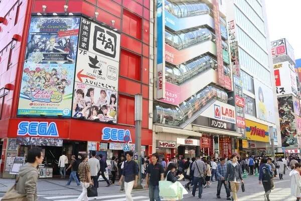 Tokio, Japonsko - 30 dubna 2017: Akihabara okres v Tokiu, která se nazývá jako elektrický město a nachází anime a hračka japonské kultury. — Stock obrázek