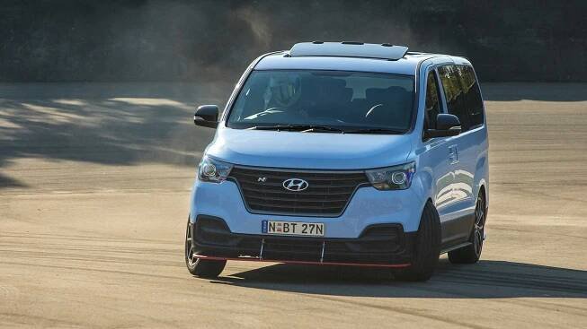 Jak se z nudného táty stane cool táta? Potřebuje k tomu driftovací MPV od Hyundai!