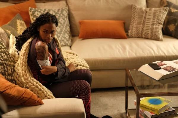Black Lightning - Kniha odboje: 1. kapitola: Klepání na nebeskou bránu - Z filmu - Nafessa Williams