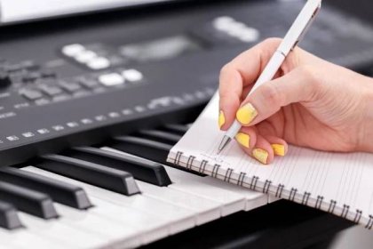 Žena psaní hudby, zblízka pěstěné ruce na elektronickém klavíru, — Stock obrázek