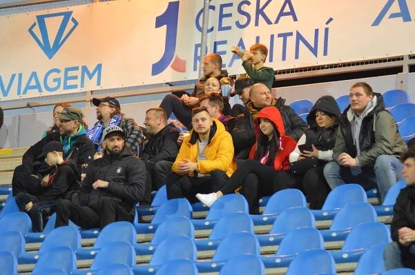 OBRAZEM: Podpisy fanouškům a výborná nálada. Sledovali jste výhru Army?