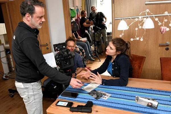 Regisseur Thorsten Schmidt (l.) und Schauspielerin Lara Mandoki, sie spielt die Kommissarin, sprechen mit Kameramann Conrad Lobst eine Szene für den neuen Erzgebirgskrimi ab.