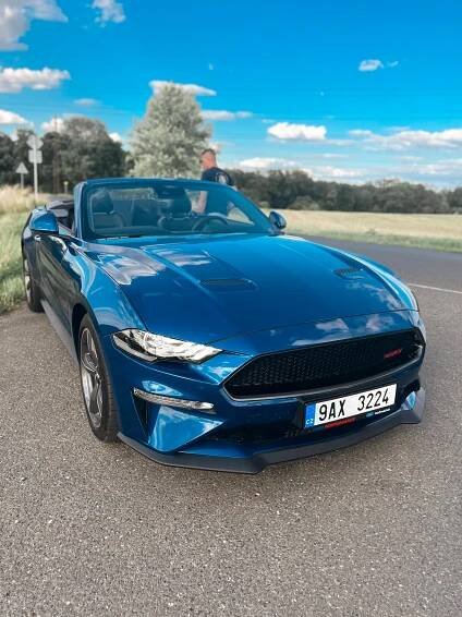 Půjčení kabrioletu Ford Mustang 5.0 V8 na 12-72 hodin