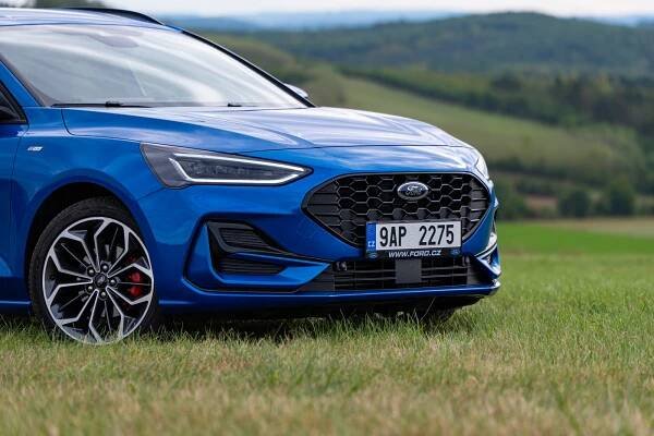 Pro zodpovědné rodiče i nadšené řidiče: Ford Focus kombi dělá radost vždy a všude. Jen ne na dálnici a u benzinky